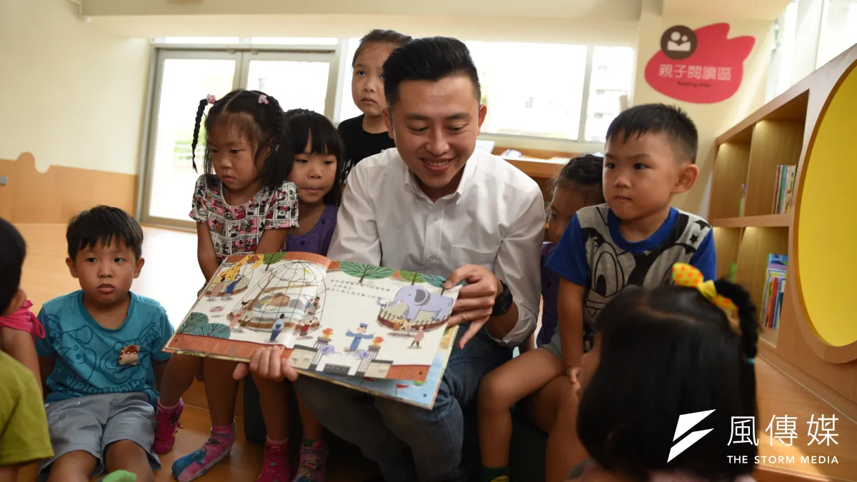 新竹市長林智堅承諾,為回應市民對閱讀需求,市府也投入8億打造全新總圖書館,將帶給市民更豐沛的藏書量與更寬闊的閱讀空間。(新竹市政府提供)
