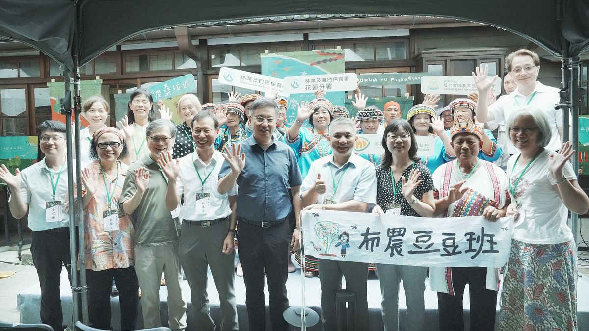 南安部落的族人們與產官學各界先進在布農里山記者會中合影留念。(圖/慈心基金會提供) 南安部落的族人們與產官學各界先進在布農里山記者會中合影留念。(圖/慈心基金會提供)