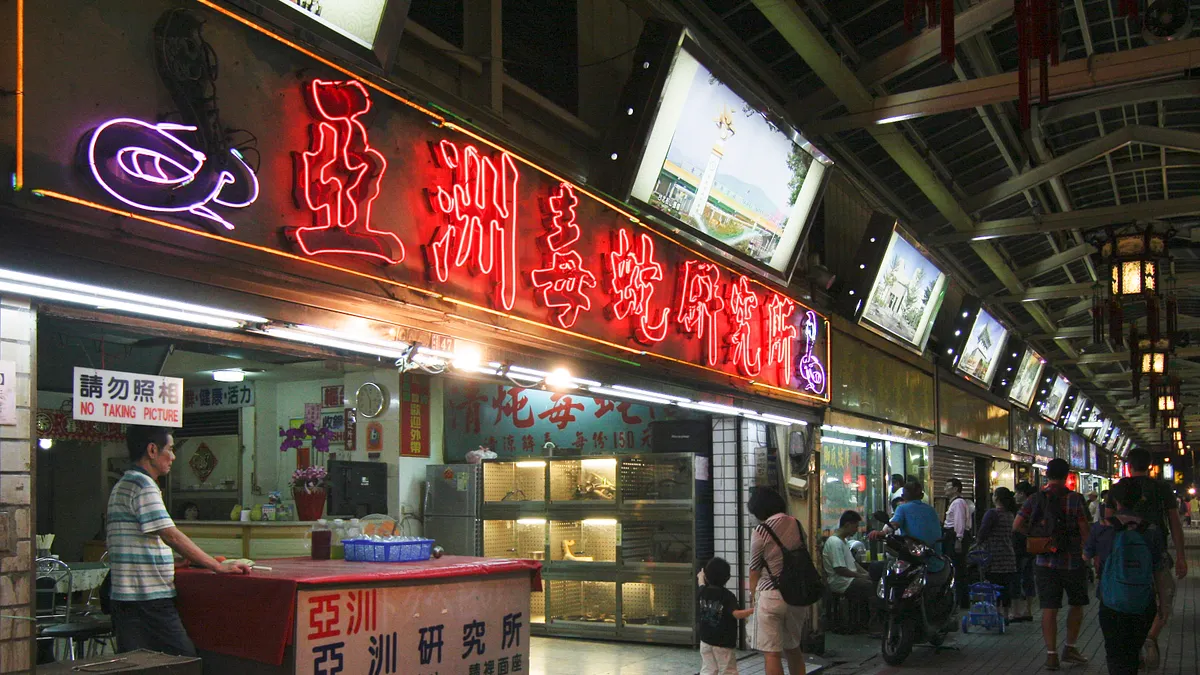 早期風化區、蛇店,體驗蛇湯,通常制式行程會避開這些活動,一名外國記者卻深入華西街看見最真實台灣(圖/TeddyKwok@flickr) 早期風化區、蛇店,體驗蛇湯,通常制式行程會避開這些活動,一名外國記者卻深入華西街看見最真實台灣(圖/TeddyKwok@flickr)