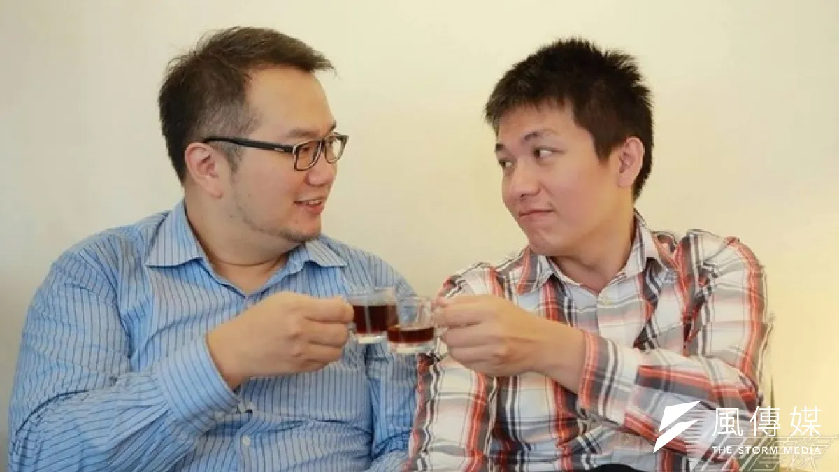 同志伴侶陳敬學和高治瑋,以咖啡代酒相敬。(取自陳敬學臉書)