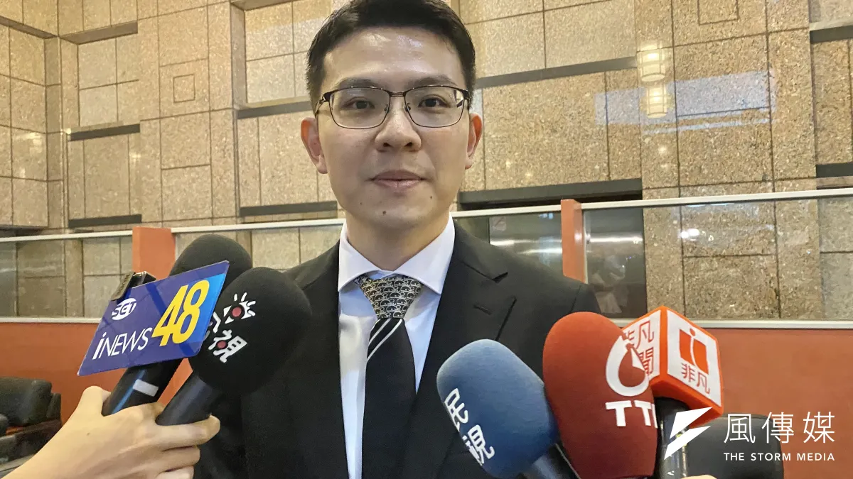 台灣新光商業銀行企業工會理事長李孟庭,今日傍晚在金管會1樓接受媒體聯訪。(陳怡慈攝)