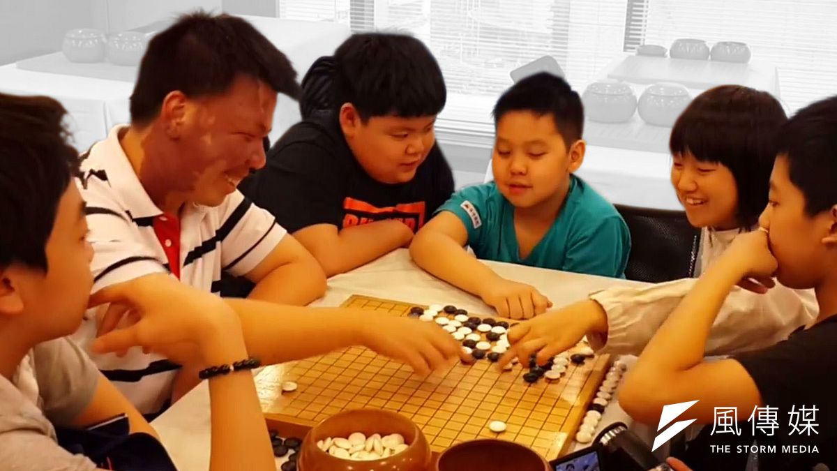 道場學員在海鋒棋院上課與周俊勳老師討論下棋思路。 道場學員在海鋒棋院上課與周俊勳老師討論下棋思路。