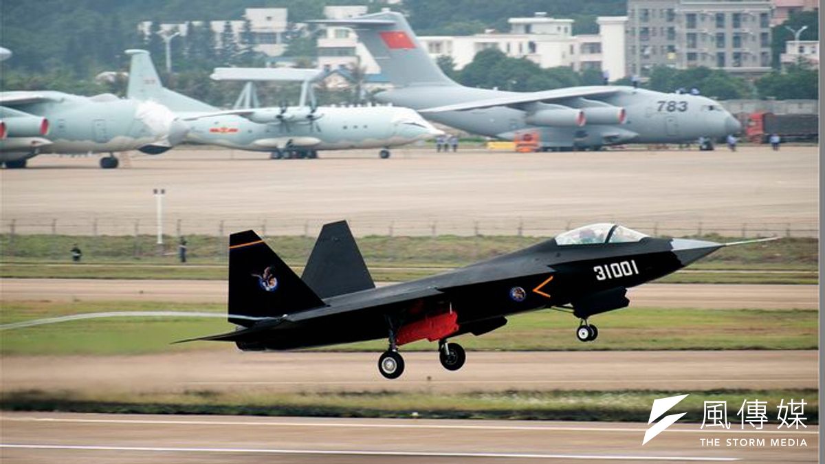 殲-31在珠海航展頻頻亮相,專家認為就是要尋求買家下單。(超級大本營軍事論壇) 殲-31在珠海航展頻頻亮相,專家認為就是要尋求買家下單。(超級大本營軍事論壇)
