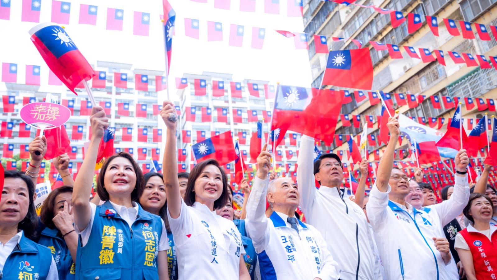 國旗海飄揚!柯志恩果貿升旗喊話:高雄贏、台灣就會贏