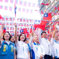 國民黨舉辦國慶升旗典禮,黨主席鄭麗文、高雄市長候選人柯志恩、競選總部主委王金平,及台南市長候選人謝龍介、屏東縣長候選人蘇清泉等人共同出席。(圖/柯志恩競總提供) 國民黨舉辦國慶升旗典禮,黨主席鄭麗文、高雄市長候選人柯志恩、競選總部主委王金平,及台南市長候選人謝龍介、屏東縣長候選人蘇清泉等人共同出席。(圖/柯志恩競總提供)