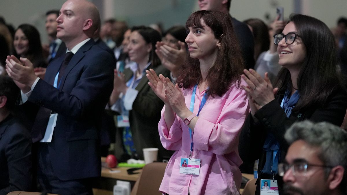 「延長賽」後COP29聯合國氣候高峰會通過決議,各國代表起立鼓掌,但COP29顯露的是暗淡的前景。(美聯社) 「延長賽」後COP29聯合國氣候高峰會通過決議,各國代表起立鼓掌,但COP29顯露的是暗淡的前景。(美聯社)