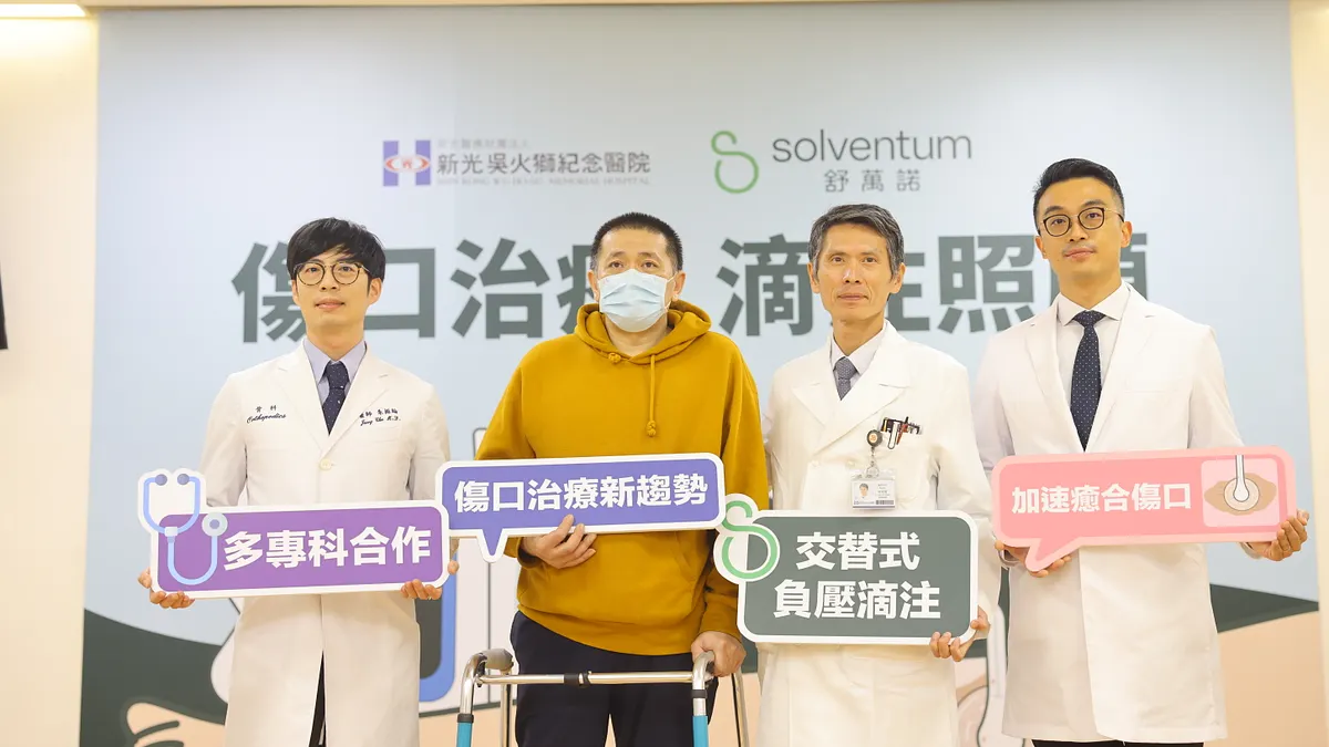 蘇先生(左二)2年半前遭遇重大車禍,險些面臨雙腿截肢,經新光醫院多專科緊密合作及新醫療醫材的引進應用,蘇先生現己可靠助行器行走。(新光醫院提供) 蘇先生(左二)2年半前遭遇重大車禍,險些面臨雙腿截肢,經新光醫院多專科緊密合作及新醫療醫材的引進應用,蘇先生現己可靠助行器行走。(新光醫院提供)