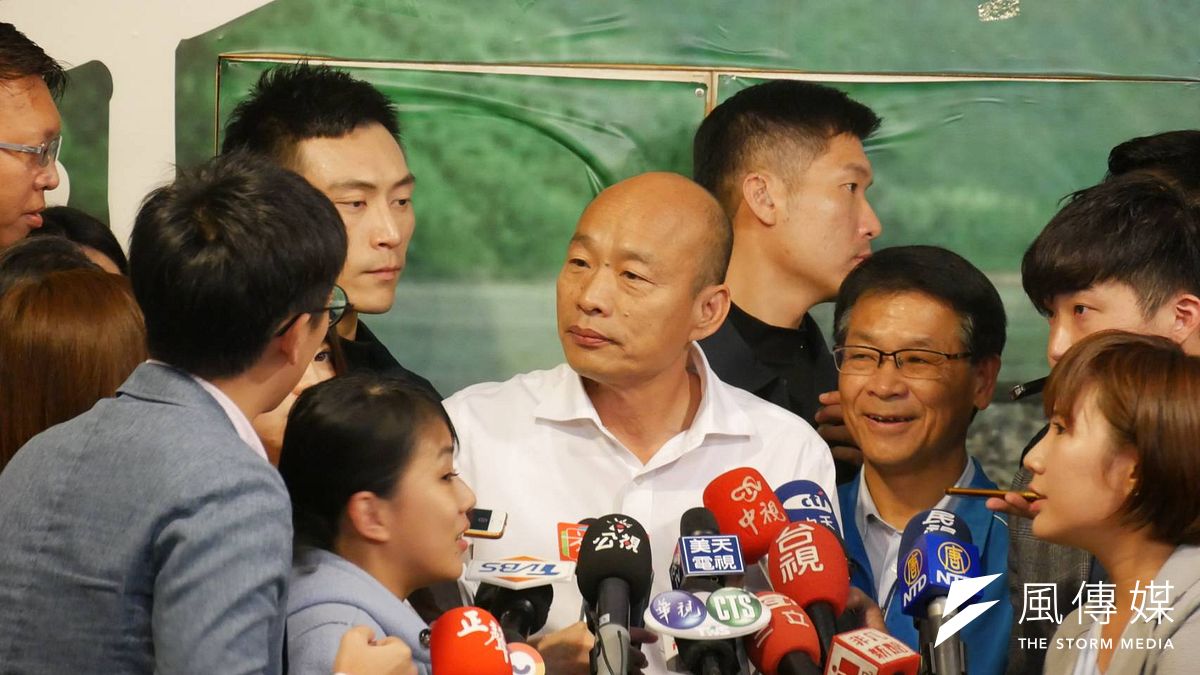 國民黨總統候選人韓國瑜(中)日前表示「得民調者得痔瘡」,精神科醫師鄧惠文分析,韓可能對民調感到坐立難安、極度焦慮。(資料照,潘維庭攝) 國民黨總統候選人韓國瑜(中)日前表示「得民調者得痔瘡」,精神科醫師鄧惠文分析,韓可能對民調感到坐立難安、極度焦慮。(資料照,潘維庭攝)