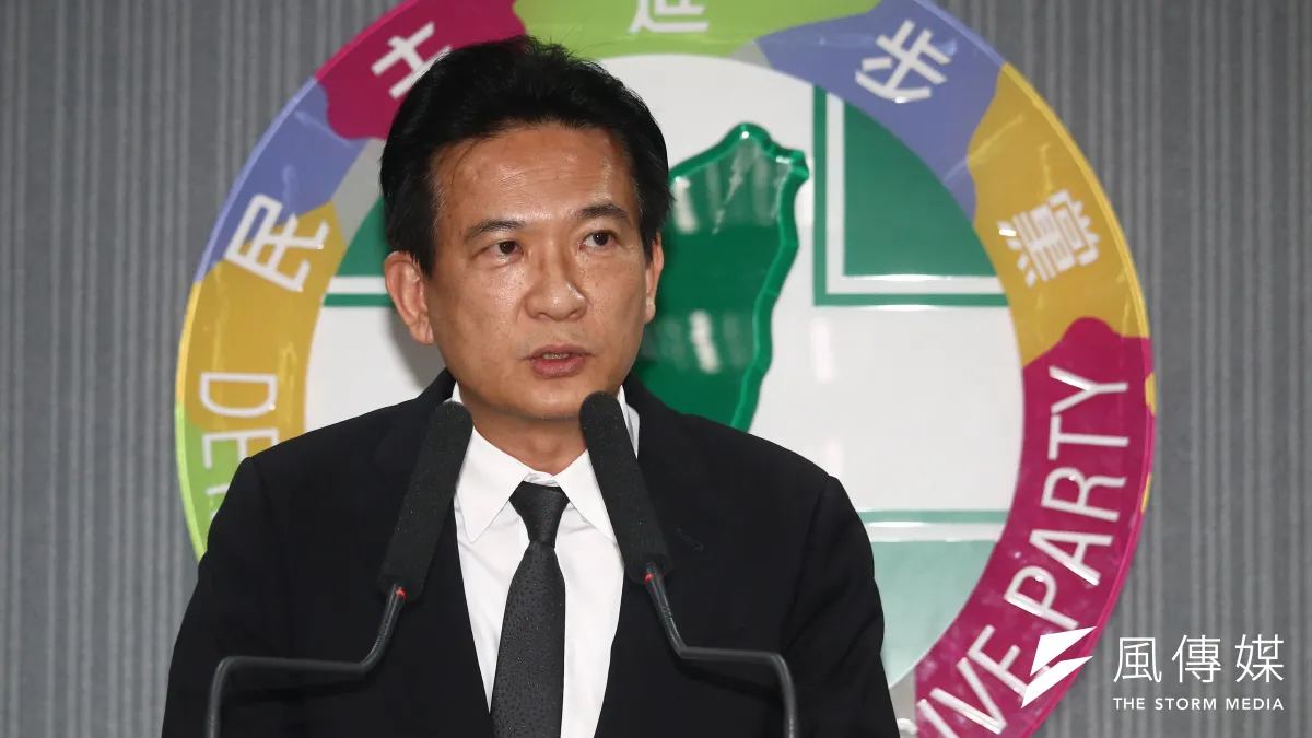 作者指出,綠委林俊憲(見圖)擬提案修訂健保法,專門針對在國內一年未住滿183天且提不出收入證明無繳稅紀錄者,健保費最高調升至1萬2000元。(資料照,蔡親傑攝)
