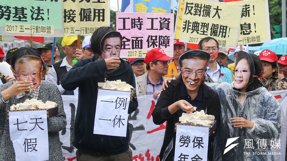 五一勞工「反剝削、要保障」大遊行行前記者會,勞工團體演出行動劇。(陳明仁攝) 五一勞工「反剝削、要保障」大遊行行前記者會,勞工團體演出行動劇。(陳明仁攝)