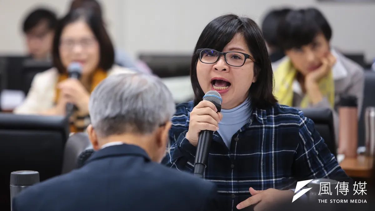 民進黨立委林淑芬27日於經濟委員會審查礦業法時發言,由於礦權展延這塊有爭議,林淑芬不滿經濟部護航業者,痛批經濟部次長王美花,「不是因為妳是顧立雄老婆,人家就不能對妳大聲啦!」(顏麟宇攝)