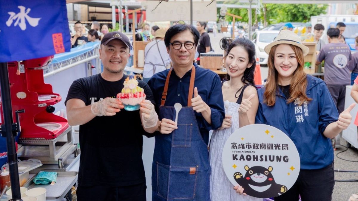 陳其邁市長(左二起)、大久保麻梨子及觀光局長高閔琳邀請大家到高雄享用美味冰品。(圖/高市觀光局提供) 陳其邁市長(左二起)、大久保麻梨子及觀光局長高閔琳邀請大家到高雄享用美味冰品。(圖/高市觀光局提供)