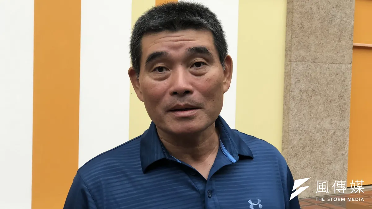 台北市都審會今(30)日審查大巨蛋案,許多棒球界人士到場表達力挺態度,「亞洲巨砲」呂明賜也到場登記發言。(方炳超攝)