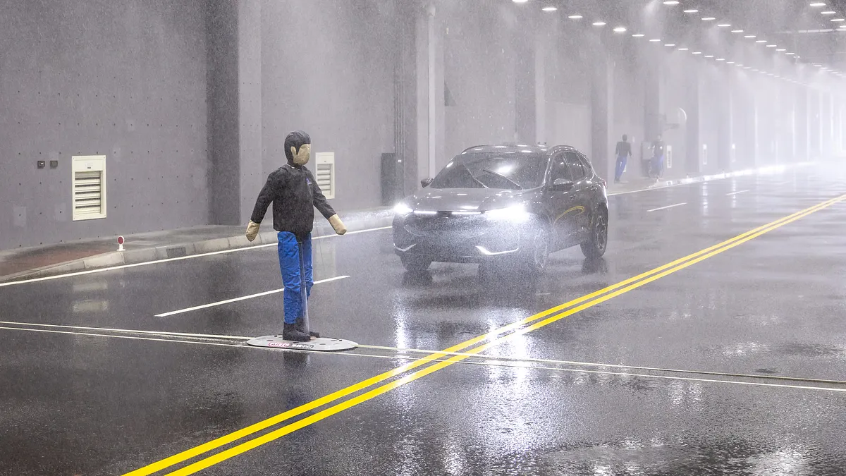 「天候環境隧道測試區」可呈現降雨、濃霧、日照與逆光等多元天候,讓ADAS輔助駕駛功能在大雨或濃霧下進行偵測與反應測試。(車輛測試中心提供) 「天候環境隧道測試區」可呈現降雨、濃霧、日照與逆光等多元天候,讓ADAS輔助駕駛功能在大雨或濃霧下進行偵測與反應測試。(車輛測試中心提供)