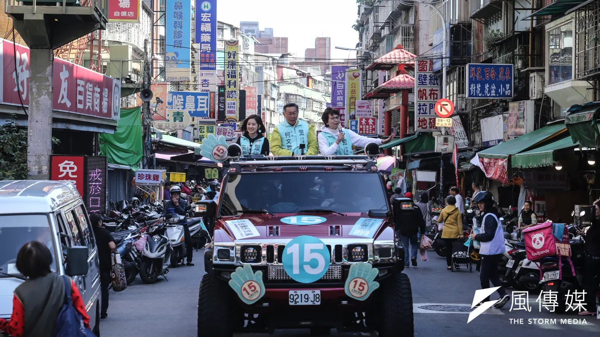 台灣民眾黨主席柯文哲去年12月28日啟動全台車隊掃街,昨天回到北部。圖為柯文哲偕民眾黨立委提名人蔡壁如與黃瀞瑩在新北市新莊車隊掃街。(陳品佑攝)
