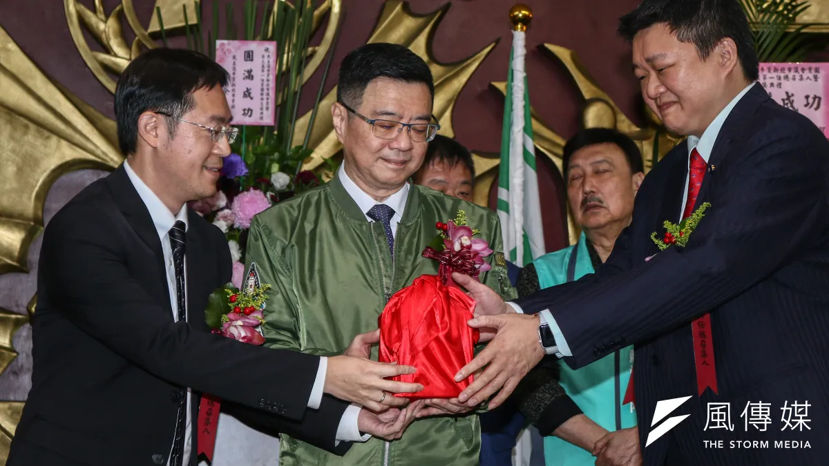 圖為新北市議會民進黨團總召交接,左起卸任議會總召李坤城、民進黨主席卓榮泰、新任議會總召何博文。(蔡親傑攝)