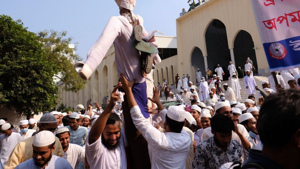 孟加拉29日出現千人遊行,呼籲抵制法國產品。圖中稻草人象徵法國總統馬克宏。(AP) 孟加拉29日出現千人遊行,呼籲抵制法國產品。圖中稻草人象徵法國總統馬克宏。(AP)