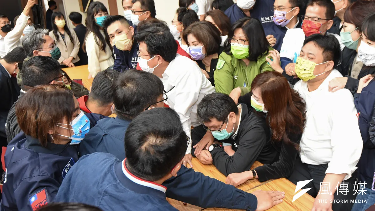 立院財政委員會21日審查攸關國務機要費除罪化的會計法草案,國民兩黨立委一早便於財委會發生激烈推擠拉扯。(顏麟宇攝)