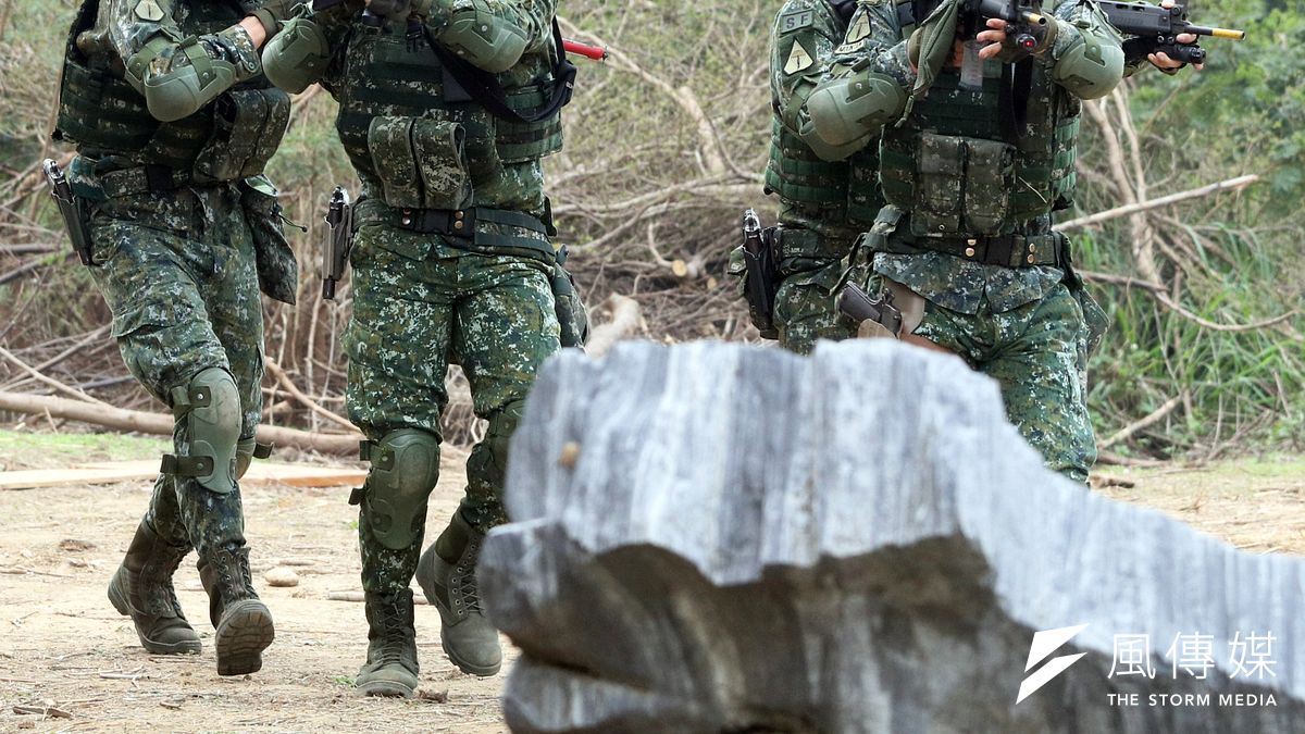 陸軍特指部特4營本月1日完成為期20天,總距離500公里的濱海城鎮要地行軍訓練,過程中特戰官兵進行多元訓練內容,提升特種作戰技能。(蘇仲泓攝) 陸軍特指部特4營本月1日完成為期20天,總距離500公里的濱海城鎮要地行軍訓練,過程中特戰官兵進行多元訓練內容,提升特種作戰技能。(蘇仲泓攝)