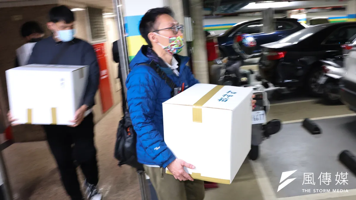 黃揚明指出,沒收押對林岱樺來說已是最好的消息。圖為檢方搜索林岱樺辦公室,並帶回數箱資料。(資料照,顏麟宇攝)