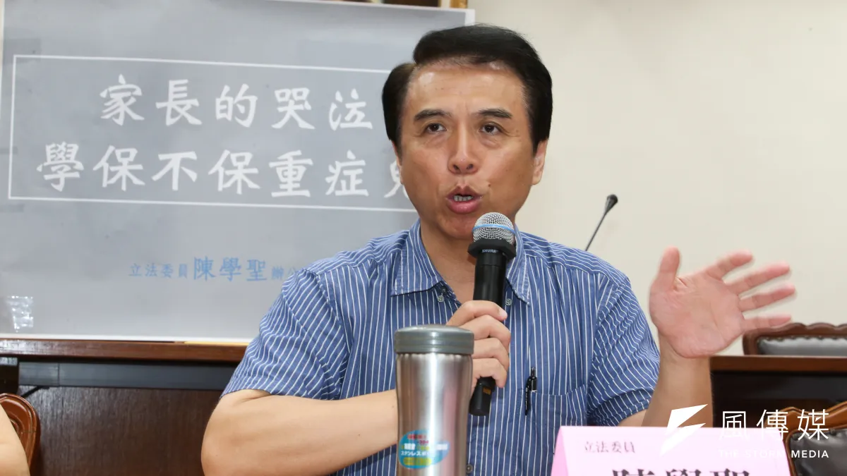 對於學生保險卻新增規定「幼兒帶病不理賠」,國民黨立委陳學聖14日召開記者會痛批,政府本應照顧弱勢族群,不可單從財務的概念去看待學保。(陳明仁攝)