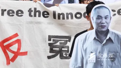 民間司改會、廢死聯盟等團體9日到法務部大門前召開記者會,指出被控犯下陸正、柯洪玉蘭命案、遭死定讞的邱和順案是冤案。圖為去年邱和順案申請非常上訴。(資料照片,林韶安攝)