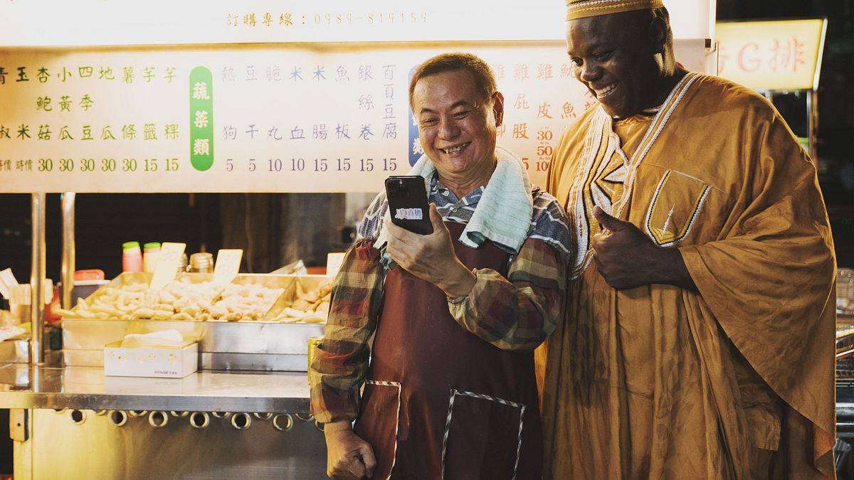 睽違多年再度一同演出,南哥(左)與伊馮(右)仍舊默契十足。(圖/浪LIVE提供) 睽違多年再度一同演出,南哥(左)與伊馮(右)仍舊默契十足。(圖/浪LIVE提供)