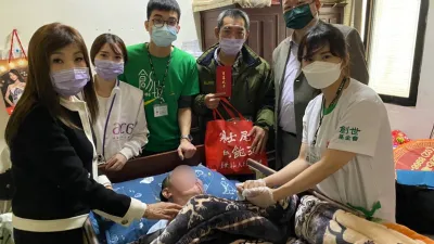 妮雅化妝品集團歲末送暖 貼春聯送年禮 祝植物人過好年。(圖/創世基金會提供)