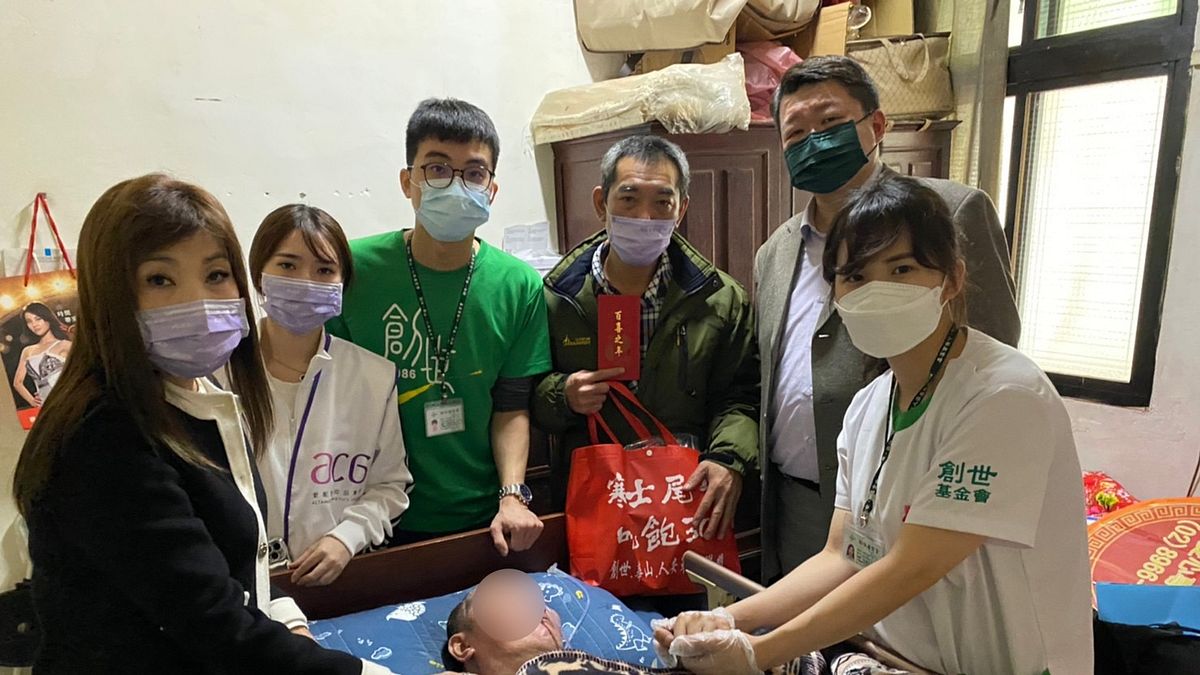 妮雅化妝品集團歲末送暖 貼春聯送年禮 祝植物人過好年。(圖/創世基金會提供) 妮雅化妝品集團歲末送暖 貼春聯送年禮 祝植物人過好年。(圖/創世基金會提供)