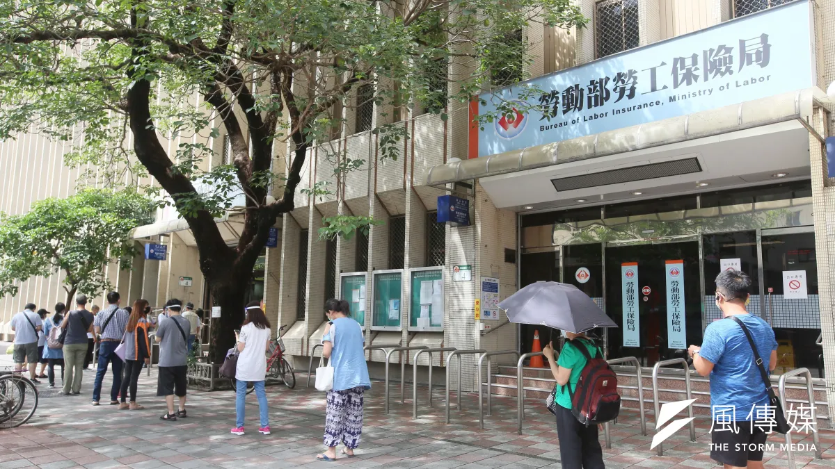 不少勞工在接近60歲時,心裡都會浮現同一個問題,勞保年金究竟幾歲開始領,才比較划算?(資料照,柯承惠攝)
