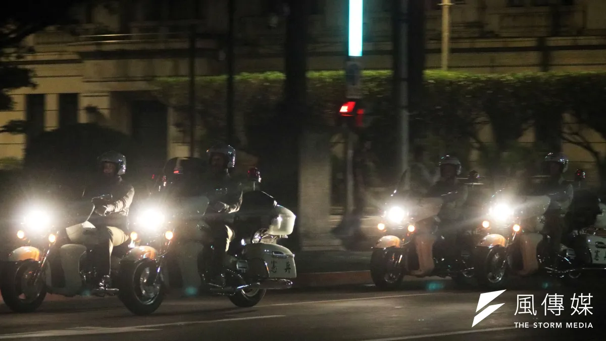 前身為「憲兵機車連」的憲兵202指揮部「快速反應連」,在午夜的府前廣場為國慶操演持續操兵。(蘇仲泓攝)