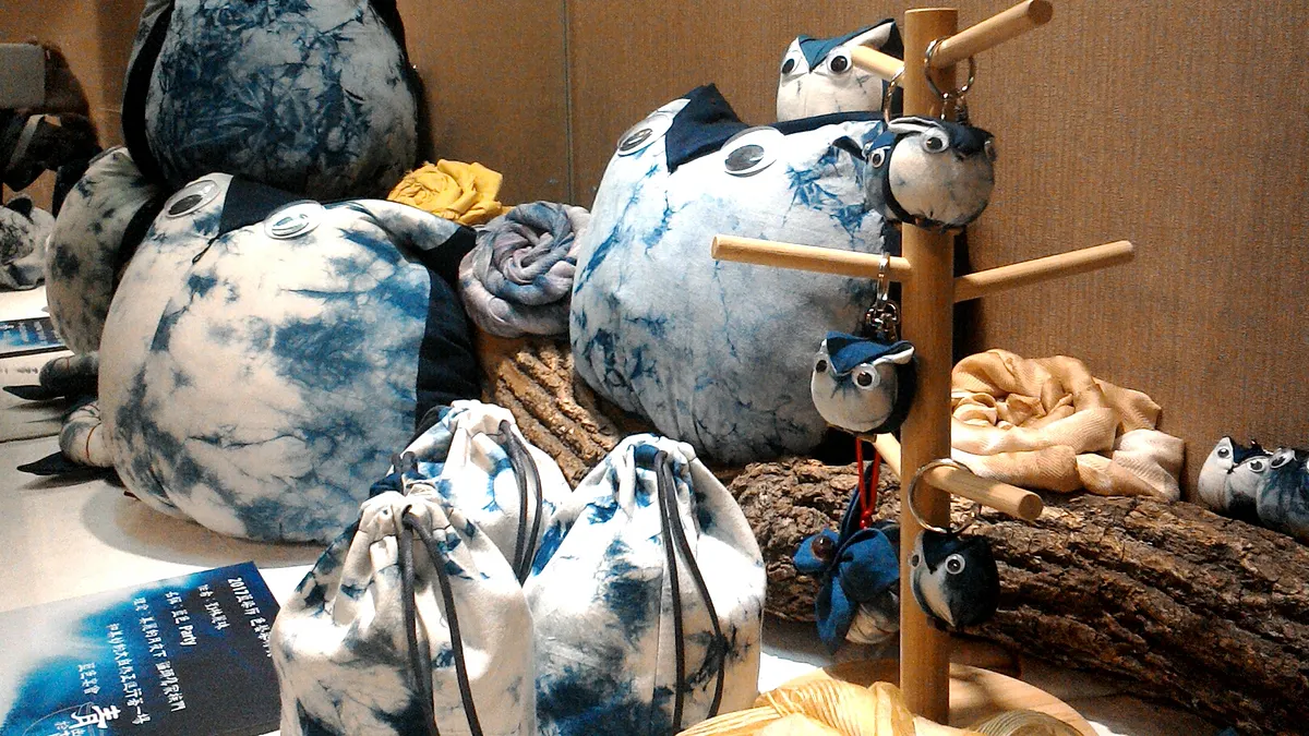 藍染布製成的手工藝品。(示意圖/取自維基百科)