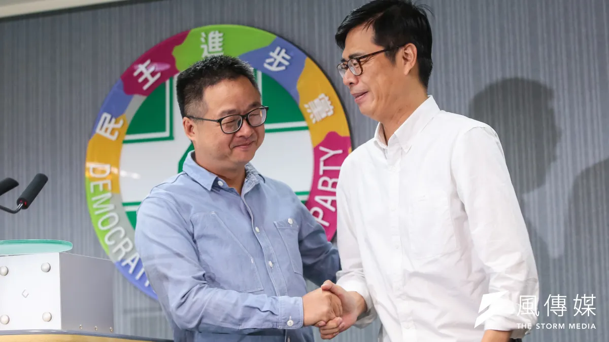 民進黨高雄市長候選人陳其邁(右)6日於黨部召開「責任篇」獨白影片發表會,並找來野百合學運好友羅文嘉(左)相挺。(資料照,顏麟宇攝)