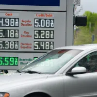 米西海岸ポートランド市内のリアルタイムのガソリン価格表示板。(写真/AP通信提供) 米西海岸ポートランド市内のリアルタイムのガソリン価格表示板。(写真/AP通信提供)