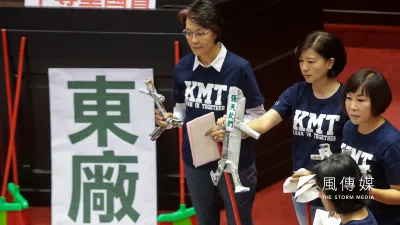 國民黨立委黃昭順、王育敏、呂玉玲等21日於立院總質詢時,將寫有「張天欽們」的紙人掃入紙箱。(顏麟宇攝)