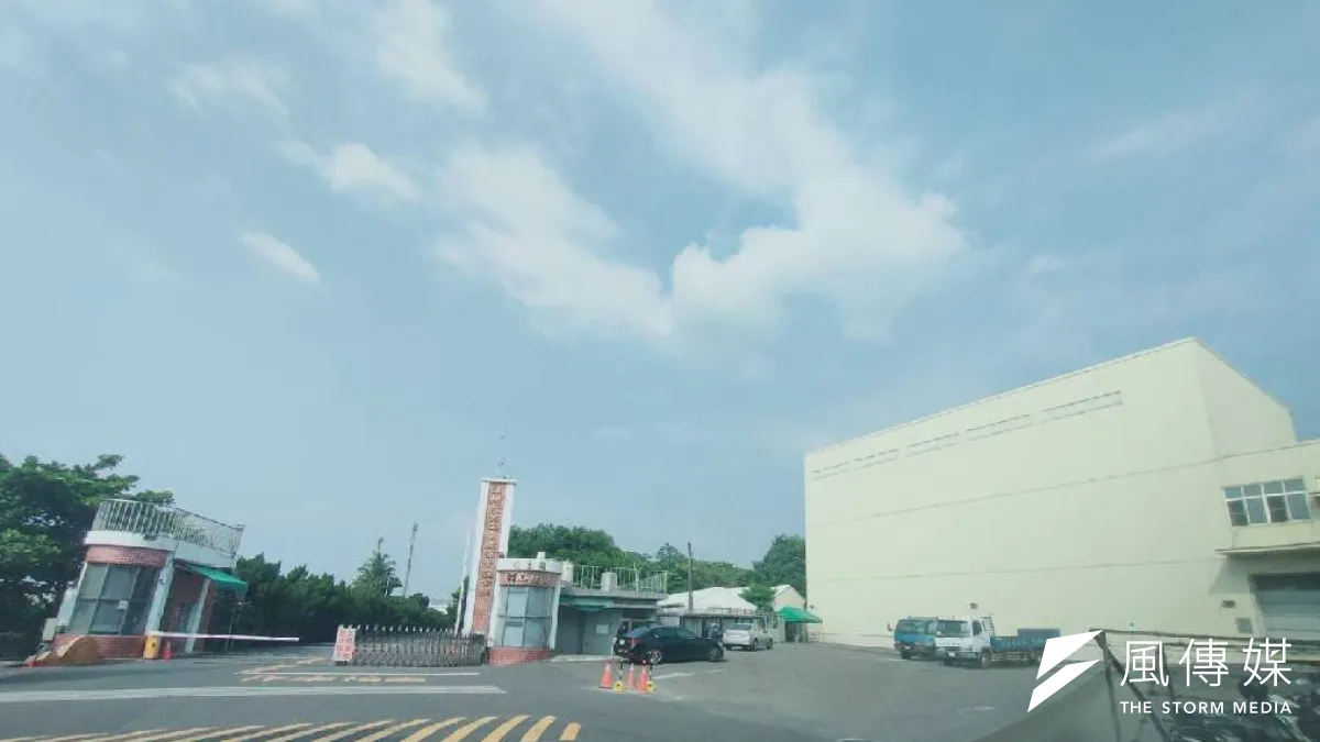 漢翔公司每週五讓員工排特休,廠區冷冷清清,大門旁的倉庫也拉下鐵門不營業,僅部分單位上班。(圖/徐炳文)