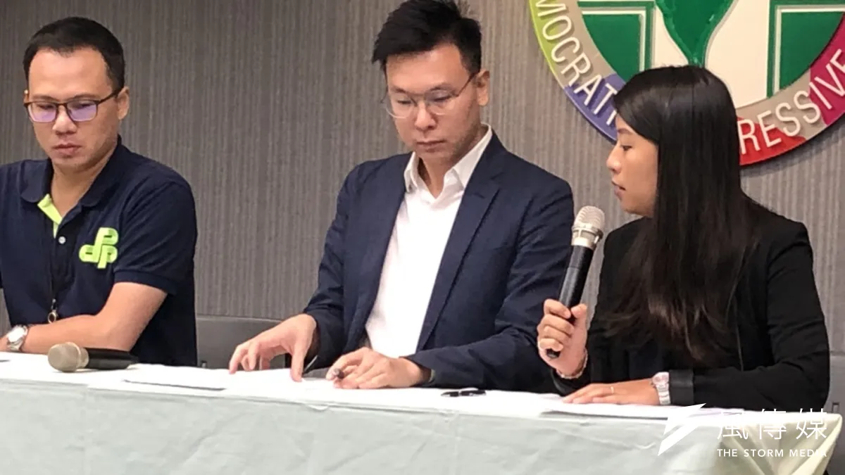 香港眾志秘書長黃之鋒等人30B日突遭逮捕,民進黨舉行記者會聲援。民進黨副秘書長林飛帆(中)表示,正面回應港人訴求,展開對話才是正道。(顏振凱攝)