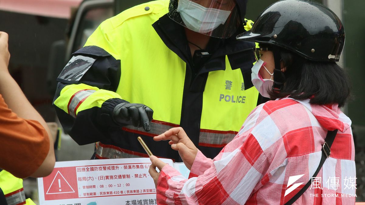 為防堵新冠肺炎疫情,各地方政府將加強市場管制,圖為民眾以手機QR-code實聯制進市場採買,員警在出入口管制人流。(柯承惠攝) 為防堵新冠肺炎疫情,各地方政府將加強市場管制,圖為民眾以手機QR-code實聯制進市場採買,員警在出入口管制人流。(柯承惠攝)