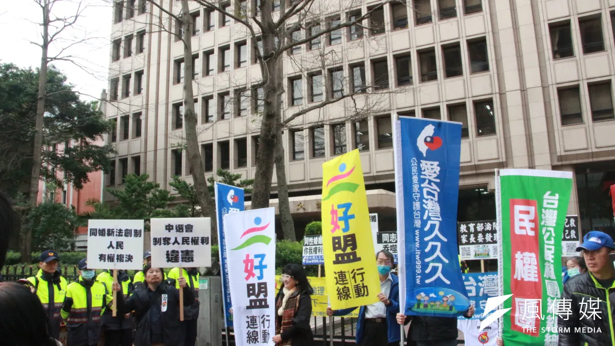 大法官解釋民法未保障同婚為違憲;幸福盟等反同婚團體高舉旗幟,認為大法官解釋才違憲。(陳韡誌攝)