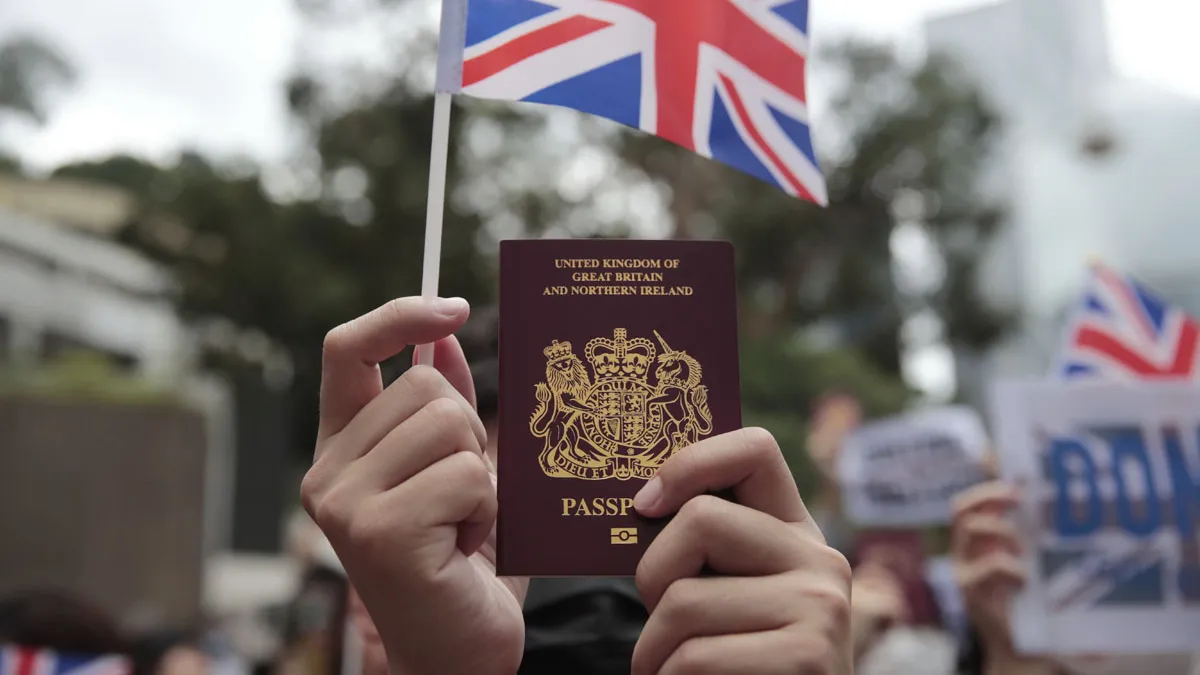 英國放寬英國國民海外護照移民門檻後,移民英國成全港熱議話題。(美聯社)