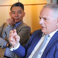2025年7月1日、風傳媒のインタビューに応じる(右から)ハドソン研究所前総裁で現日本事務局長のケネス・R・ワインスタイン氏、そして元立法委員でハドソン研究所シニアフェローの許毓仁氏。(写真/顏麟宇撮影) 2025年7月1日、風傳媒のインタビューに応じる(右から)ハドソン研究所前総裁で現日本事務局長のケネス・R・ワインスタイン氏、そして元立法委員でハドソン研究所シニアフェローの許毓仁氏。(写真/顏麟宇撮影)