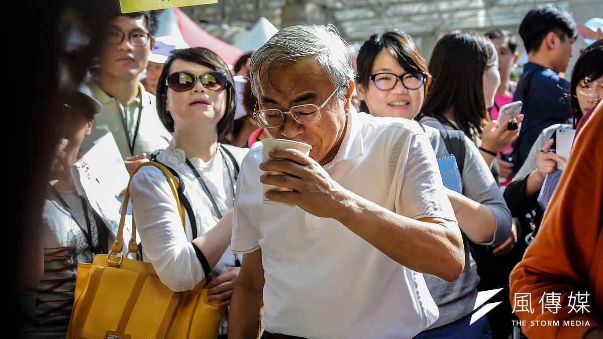 台塑總裁王文淵表示,今年在經濟表現持續低迷下,台塑集團整體表現不差,年終獎金應該不會比去年差。(甘岱民攝) 台塑總裁王文淵表示,今年在經濟表現持續低迷下,台塑集團整體表現不差,年終獎金應該不會比去年差。(甘岱民攝)