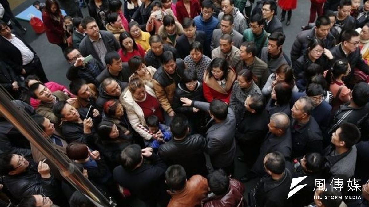 不滿的家長圍住園方人士,要求解釋長期給幼童餵食藥片的原因。(取自網路) 不滿的家長圍住園方人士,要求解釋長期給幼童餵食藥片的原因。(取自網路)