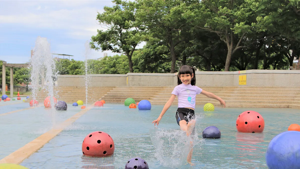 陶博館戲水池6月15日起每週三至週五上午9時30分至17時,週六、週日及國定假日則延長至18時免費開放。(圖/新北市立鶯歌陶瓷博物館) 陶博館戲水池6月15日起每週三至週五上午9時30分至17時,週六、週日及國定假日則延長至18時免費開放。(圖/新北市立鶯歌陶瓷博物館)