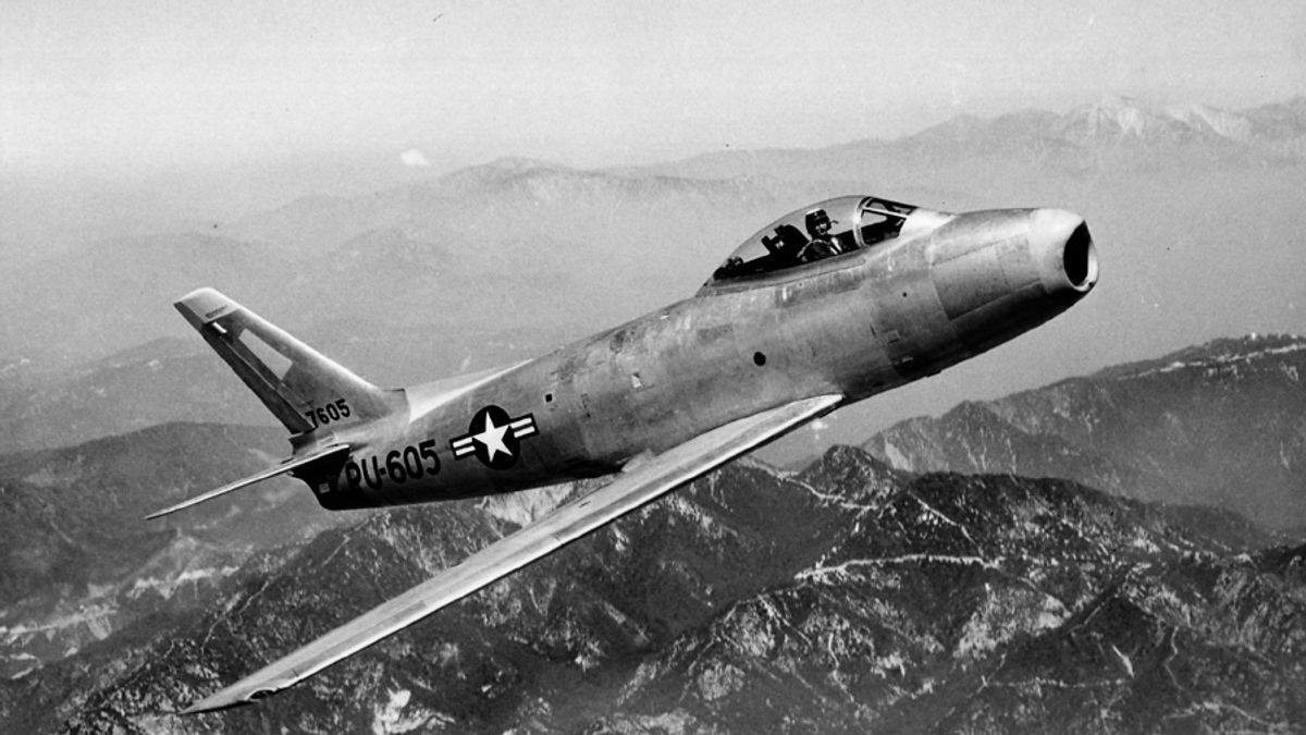 二戰時沃德協助美國海軍「看對問題」,利用精準推算戰機受攻擊的情況,作者認為,「更遑論『看見』問題往往比『看對』問題來得更簡單,致使政府開錯藥方、吃錯藥的情況頻仍,且仍不自知的沾沾自喜。最後遭重症來襲,也就見怪不怪了。」(資料照,非當時戰機/維基百科公有領域) 二戰時沃德協助美國海軍「看對問題」,利用精準推算戰機受攻擊的情況,作者認為,「更遑論『看見』問題往往比『看對』問題來得更簡單,致使政府開錯藥方、吃錯藥的情況頻仍,且仍不自知的沾沾自喜。最後遭重症來襲,也就見怪不怪了。」(資料照,非當時戰機/維基百科公有領域)