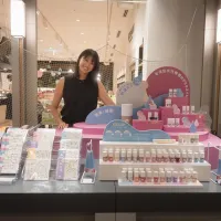 「誠品生活日本橋」の店頭にて記念撮影をする「小小PETIT」創設者のケリー。(写真/小小PETIT提供) 「誠品生活日本橋」の店頭にて記念撮影をする「小小PETIT」創設者のケリー。(写真/小小PETIT提供)