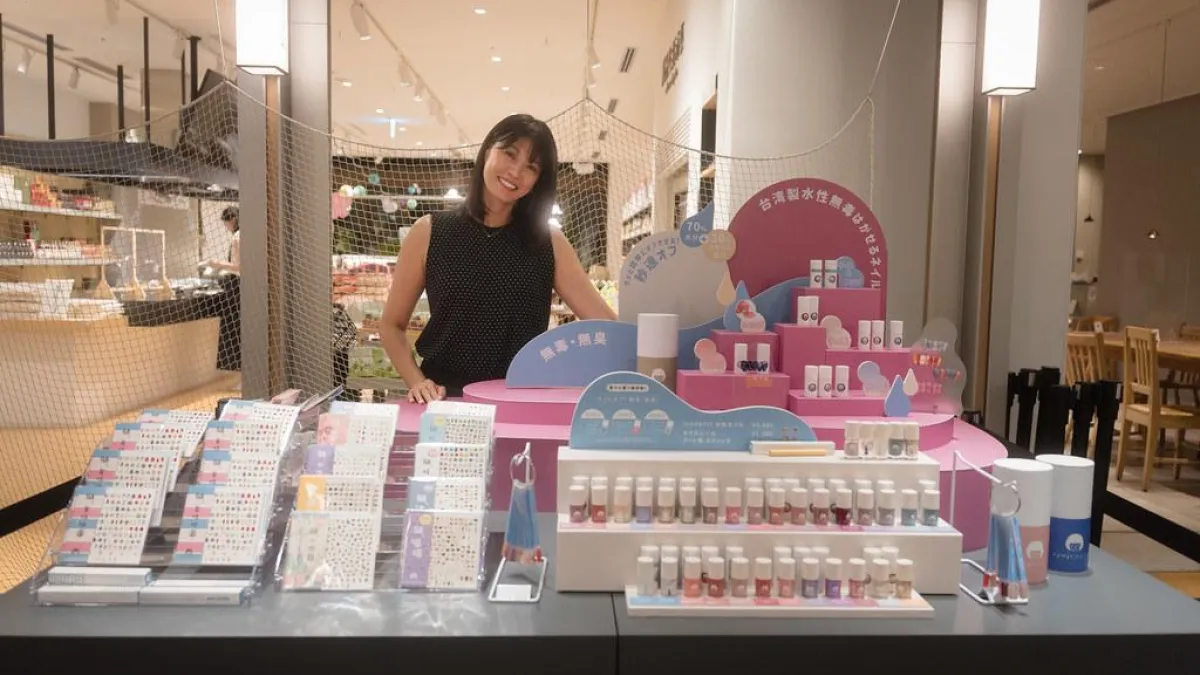 「誠品生活日本橋」の店頭にて記念撮影をする「小小PETIT」創設者のケリー。(写真/小小PETIT提供)