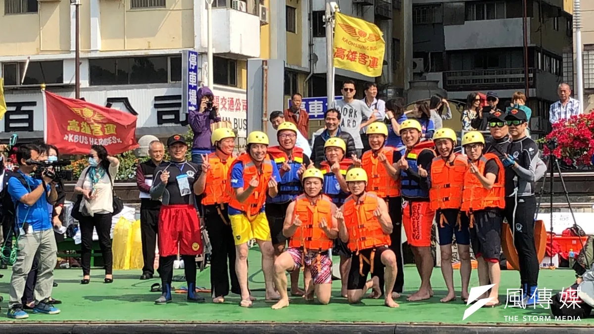 高雄市政府觀光局以「墜入愛河的愛情宣言」為主題,召集情侶一同參與。(圖/徐炳文攝)