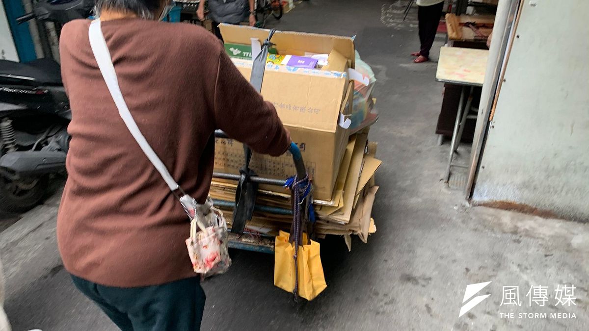 韓國的高齡者是全世界工作最久的老人,退職之後的20年,必須在惡劣的環境下,做著不知何時會被開除的兼職工作。(示意圖/謝孟穎攝) 韓國的高齡者是全世界工作最久的老人,退職之後的20年,必須在惡劣的環境下,做著不知何時會被開除的兼職工作。(示意圖/謝孟穎攝)