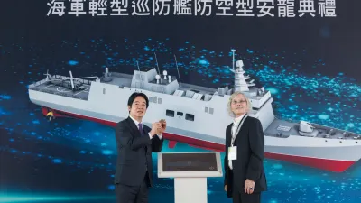 總統賴清德、中信造船董事長韓碧祥出席「海軍輕型巡防艦防空型原型艦安龍典禮」。(取自總統府Flickr)